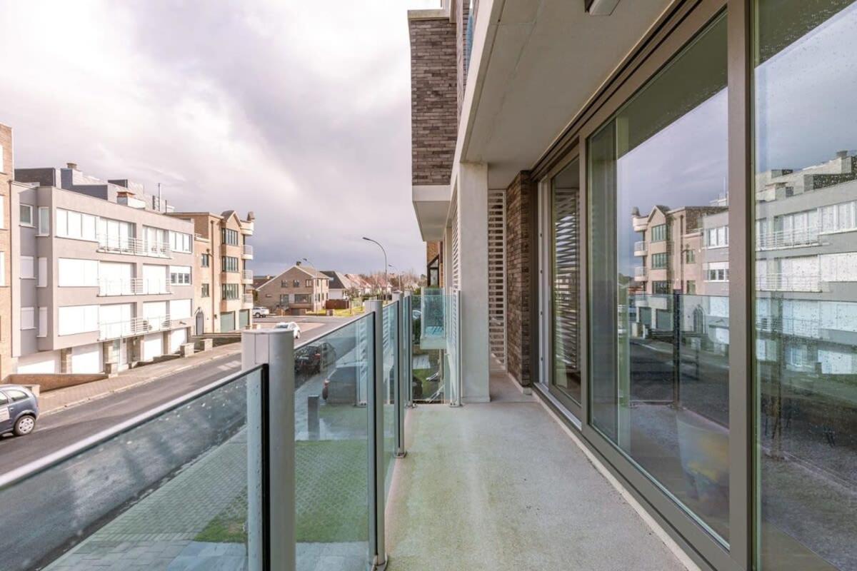Bright apartment nearby the beach in De Haan Buitenkant foto